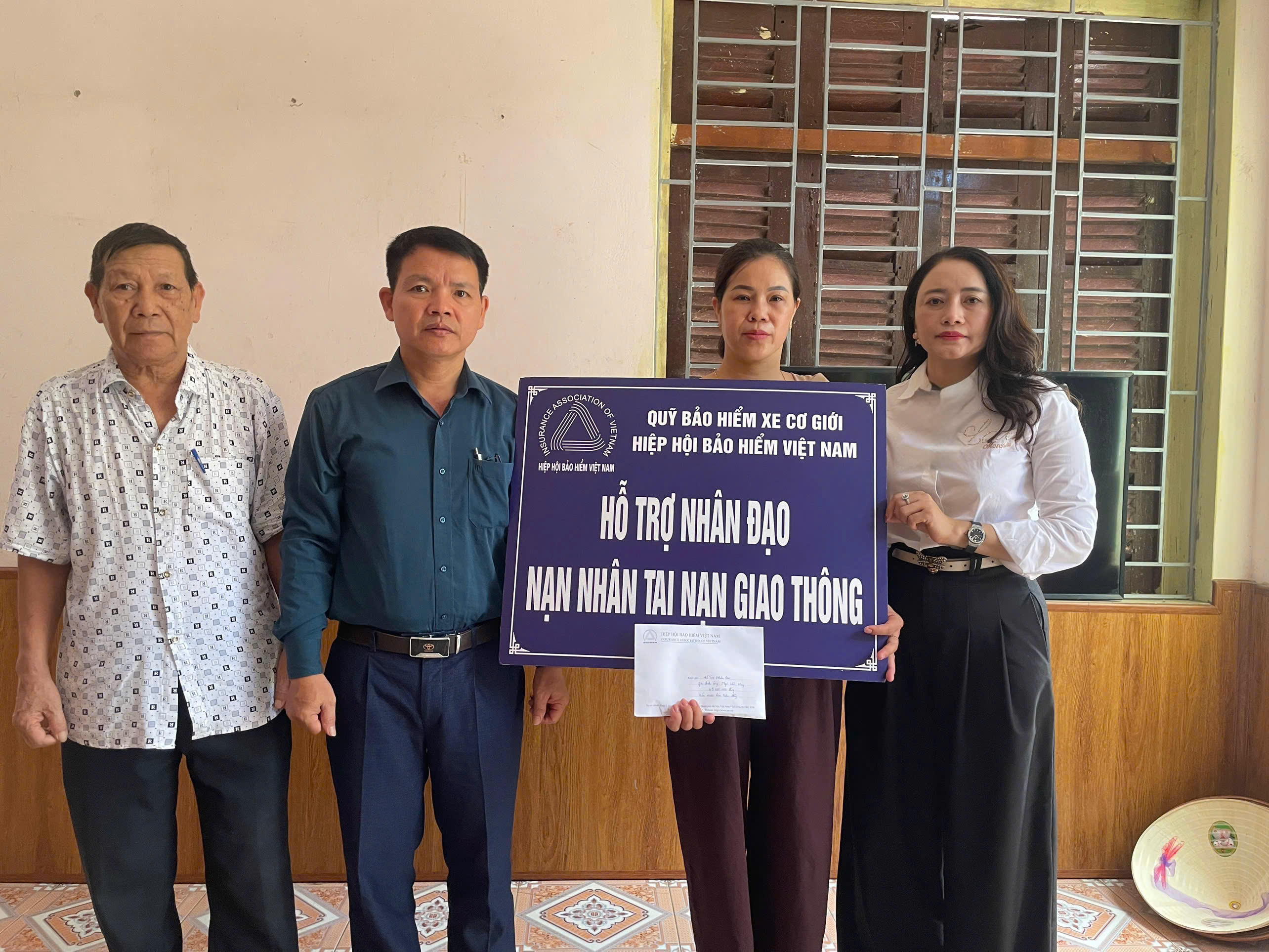 Quỹ Bảo hiểm xe cơ giới hỗ trợ 45 triệu đồng cho gia đình nạn nhân tai nạn giao thông tại Hà Nội